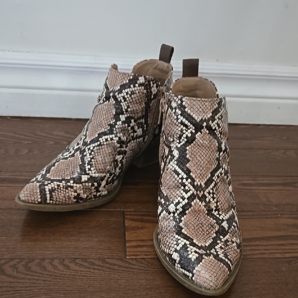 Time And Tru Snakeskin Patterned Ankle Boots Size 7.5